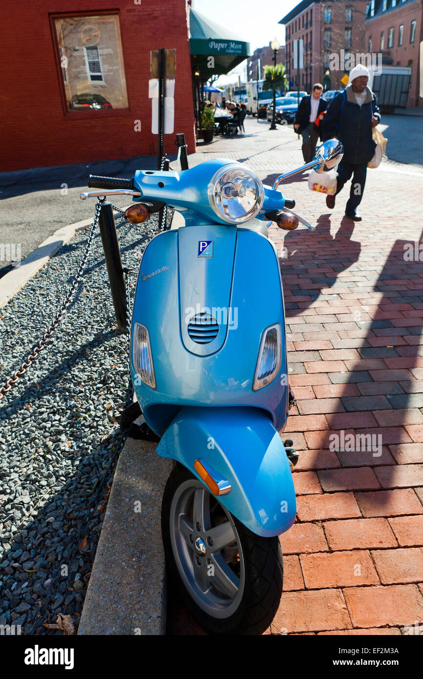 Vespa-Roller geparkt auf Bürgersteig - USA Stockfoto