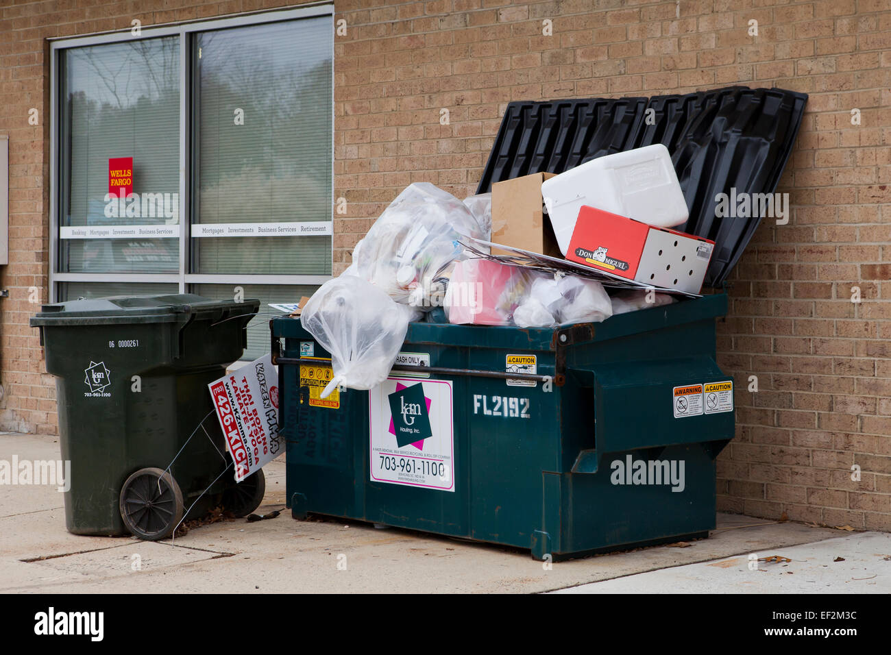 Überfüllte Mülleimer - USA Stockfoto