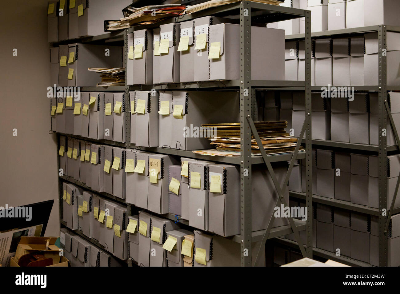 Datei-Storage-Container gestapelt in Datei Büroraum - USA Stockfoto