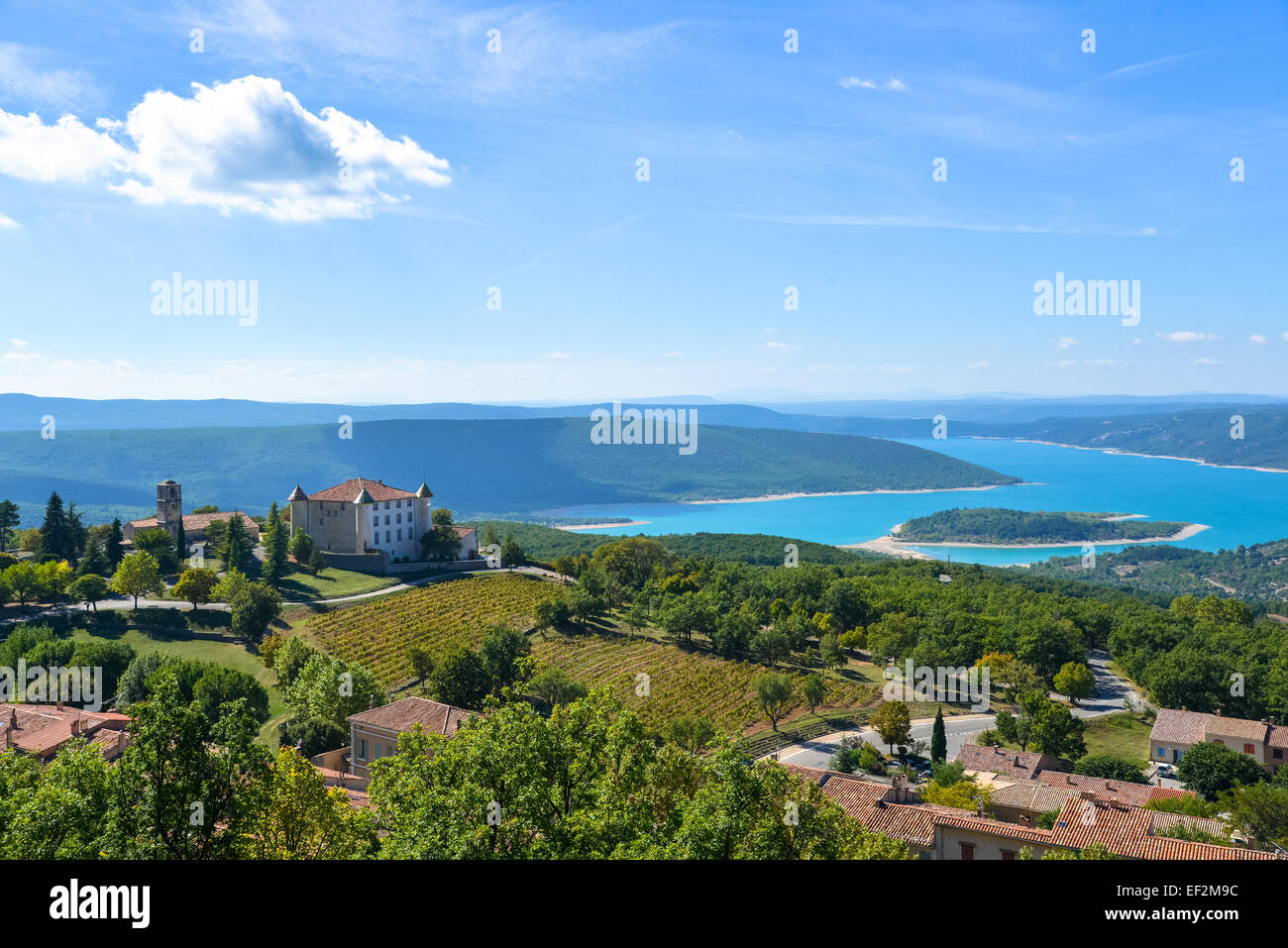 Blick am See St Croix mit Burg in Aiguines in der Provence Frankreich Stockfoto