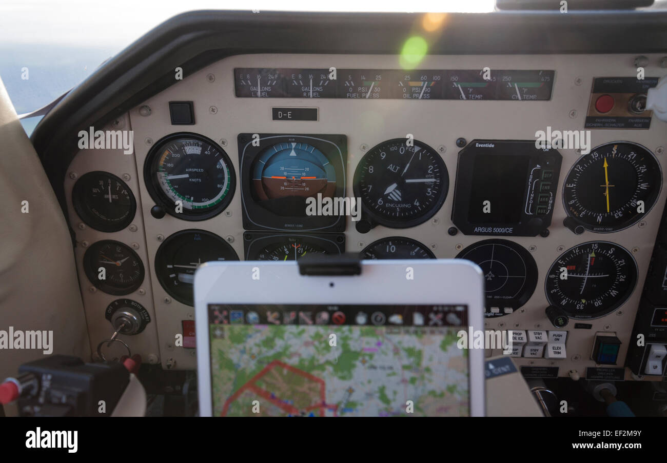 Nahaufnahme der Cockpit-Ansicht mit Ipad Mini als bewegte Kartenanzeige im Flug Mooney 201 M20J in 6250 ft über dem Meeresspiegel. Stockfoto