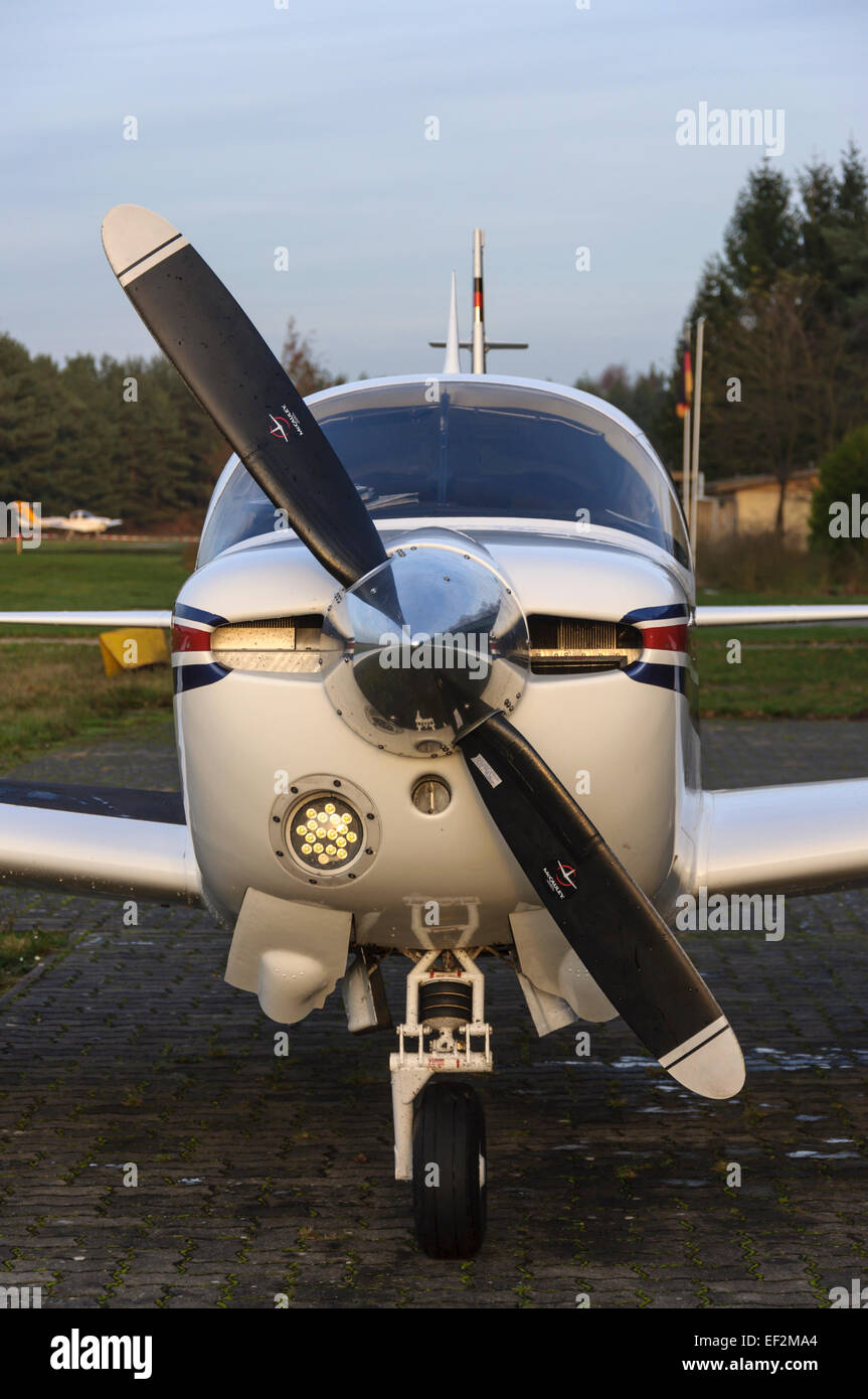 Schließen Sie Ansicht der Propeller und Motorhaube mit LED Landescheinwerfer  Mooney 201 M20J vorne Stockfotografie - Alamy