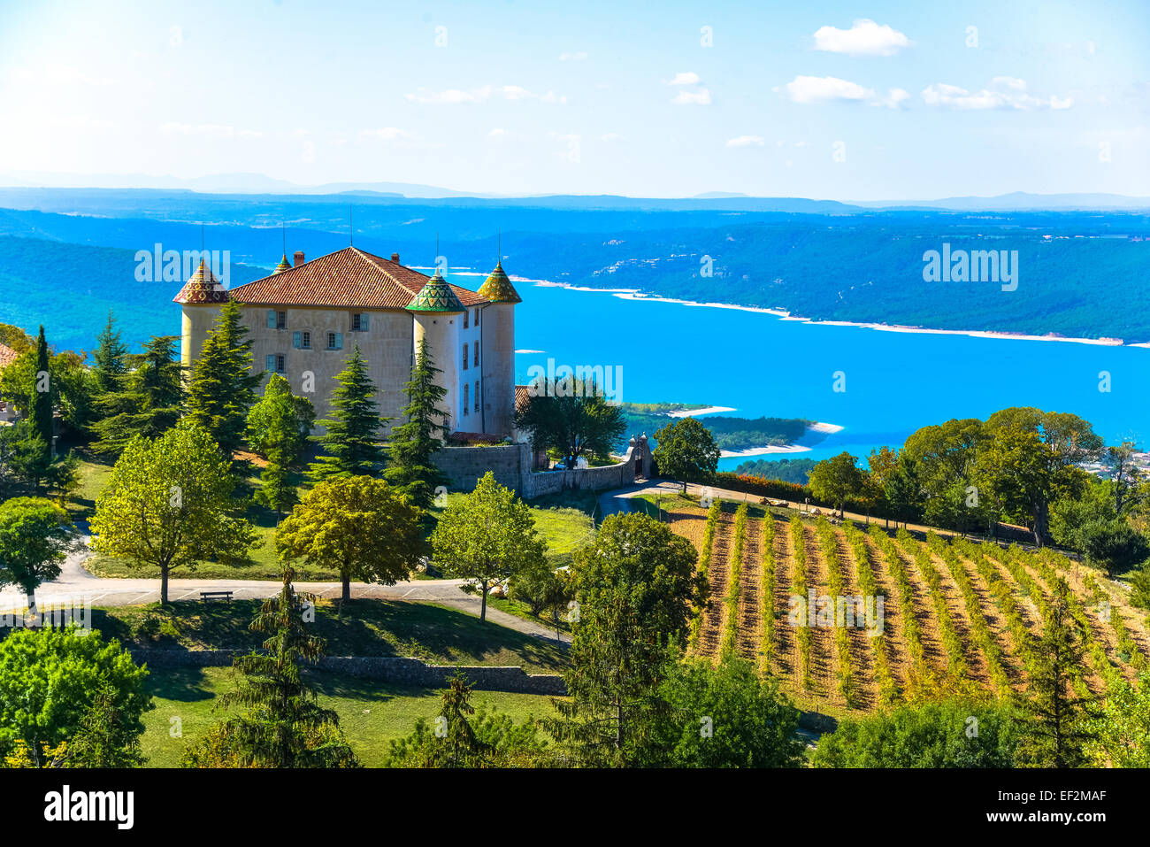 Blick am See St Croix mit Burg in Aiguines in der Provence Frankreich Stockfoto
