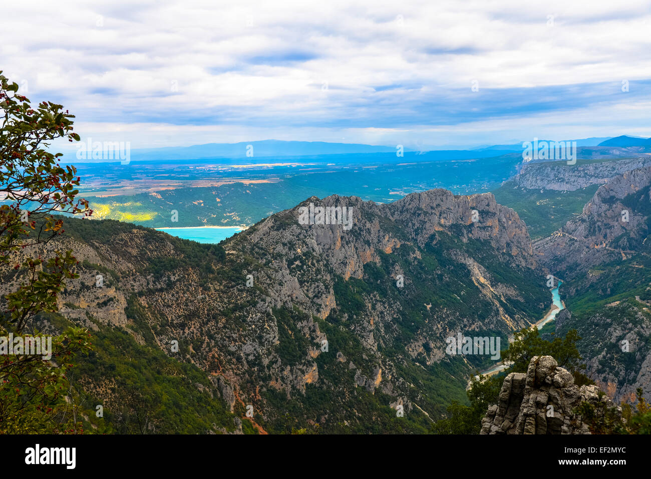 Blick auf Berge und See St Croix in Provence Frankreich Stockfoto