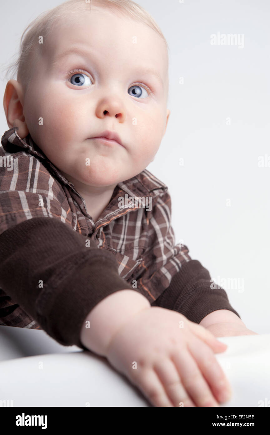 Neun Monate altes Baby junge lächelnd und kriechen Stockfoto