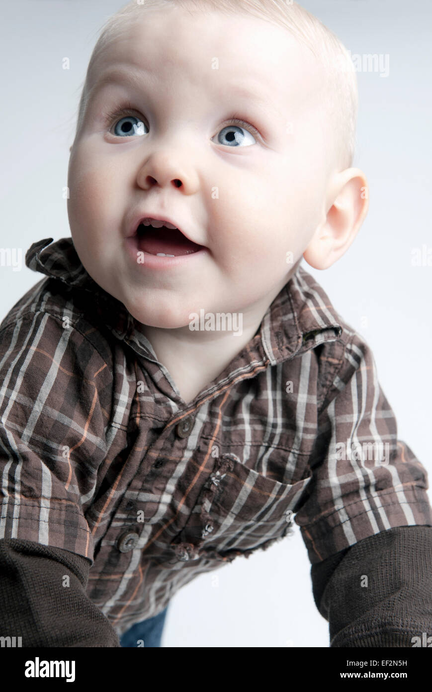 Neun Monate alten Baby jungen lächelnd und schaute nach oben. Stockfoto