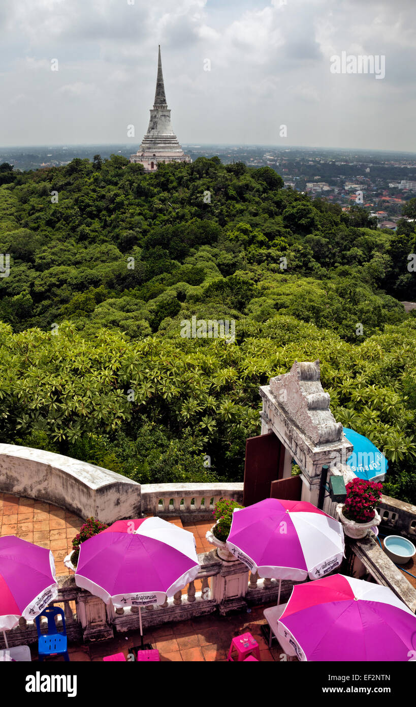 THAILAND - Ansicht des Chedi auf der mittleren Spitze Khao Wang vom West-Gipfel, Standort eines der Paläste von Rama IV. Stockfoto