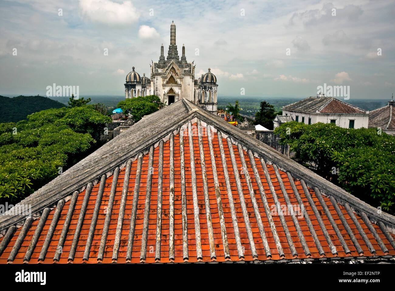 THAILAND - Blick auf ein Ziegeldach auf West Peak von Khoa Wang, Standort eines der Paläste von Rama IV (König Mongkut). Stockfoto