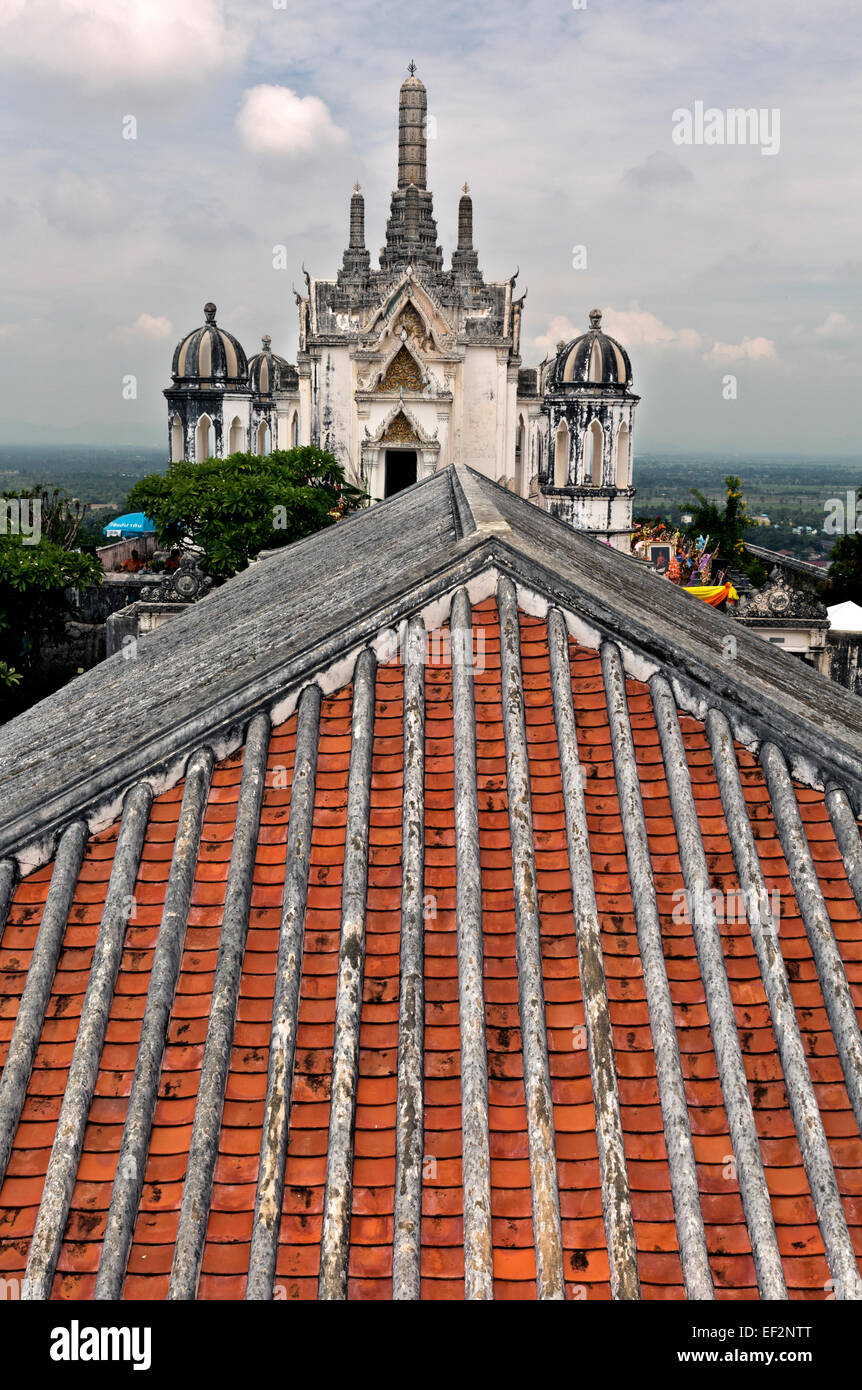 THAILAND - Blick auf ein Ziegeldach auf West Peak von Khoa Wang, Standort eines der Paläste von Rama IV (König Mongkut). Stockfoto
