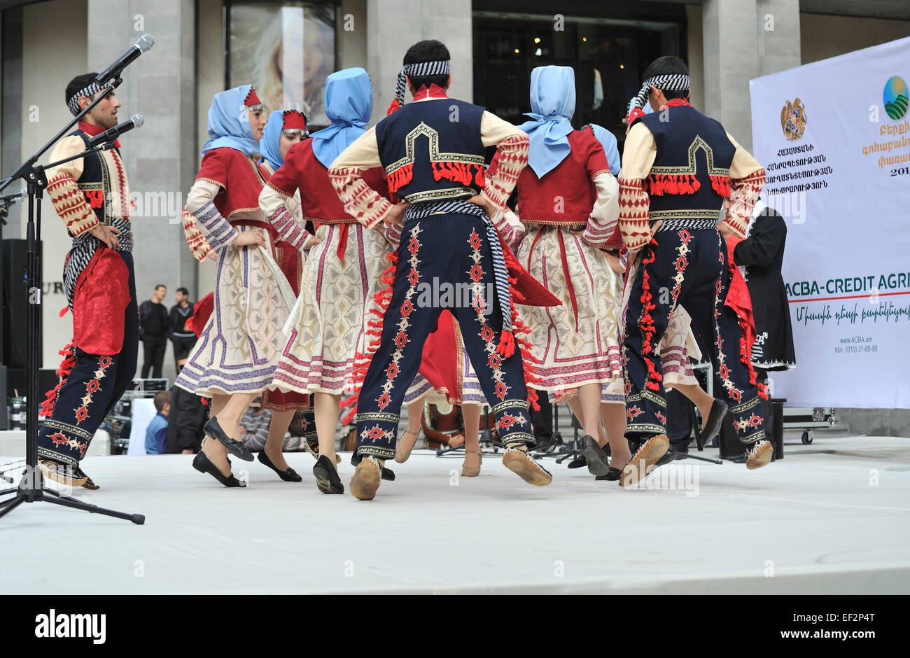 Folk Tänzerinnen auf der Bühne während des Tag der Stadt Festivals, Eriwan, Armenien Stockfoto