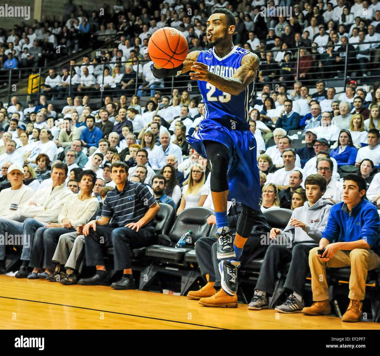 Villanova, PA, USA. 25. Januar 2015. 25. Januar 2015: Creighton junior Guard James Milliken (23) geht out of Bounds einen Ball zu retten, während das Matchup zwischen dem Creighton Bluejays und Villanova Wildcats im The Pavilion in Villanova, Pennsylvania. Villanova gewann 71-50. Scott Serio/CSM/Alamy Live-Nachrichten Stockfoto