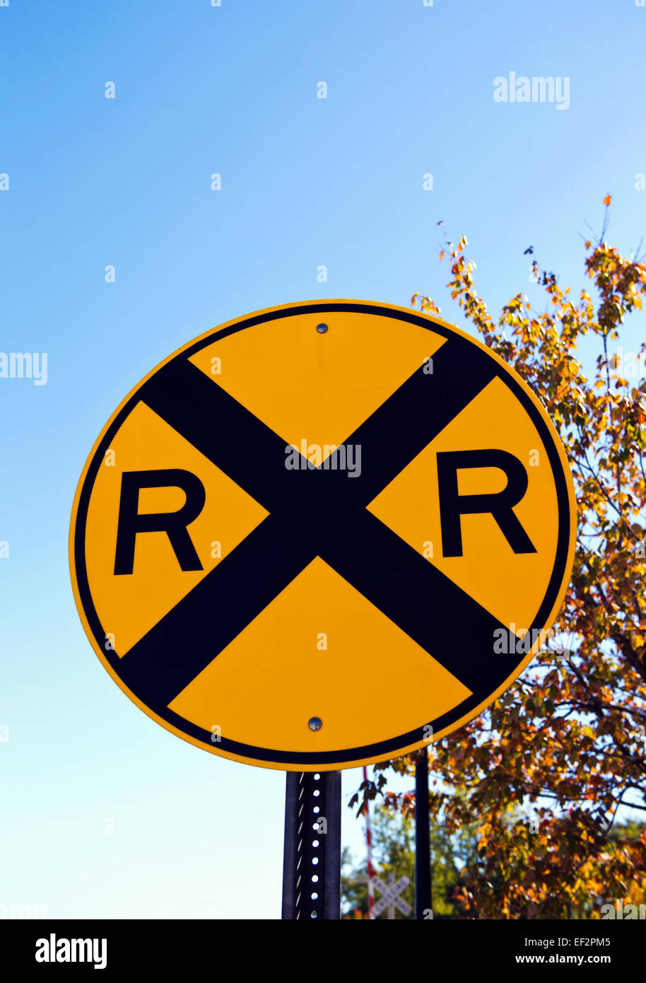 Railroad Crossing Zeichen gegen strahlend blauen Himmel Stockfoto