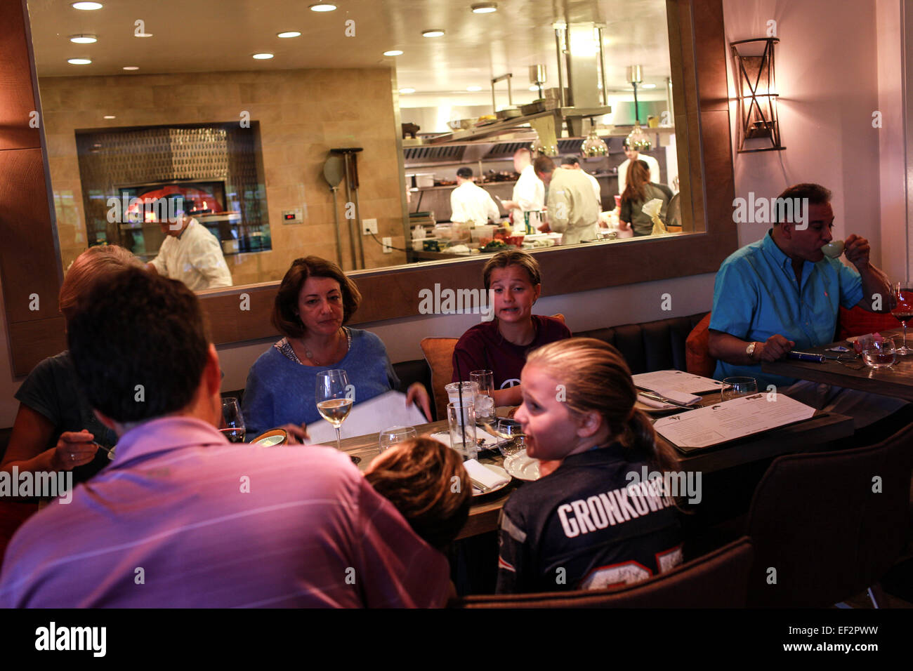 Kunden Essen ein zwanzig ein Restaurant in North Salem, New York. Stockfoto