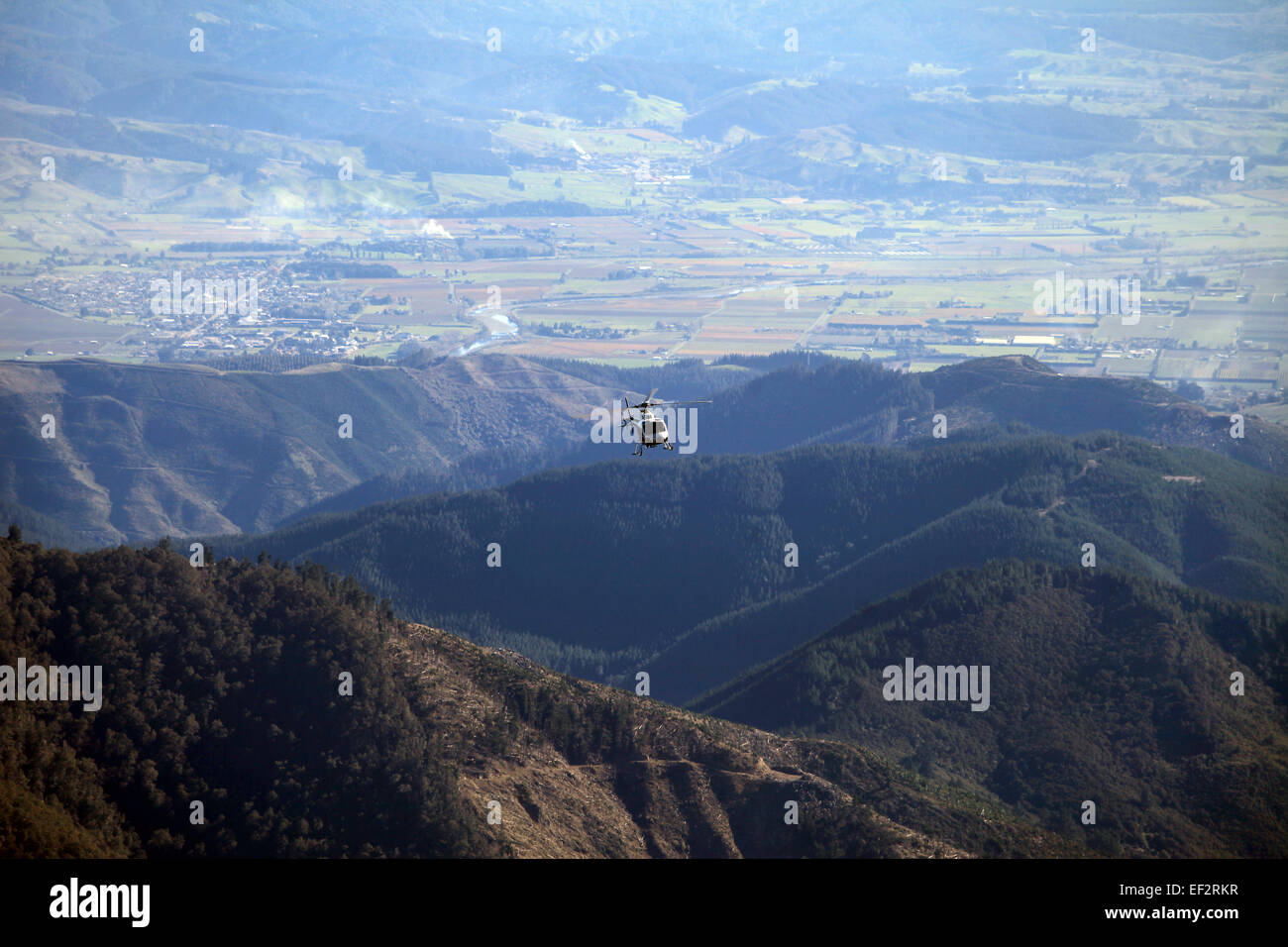 Ein Hubschrauber nähert sich der Spitze des Mount Starveall, Marlborough Stockfoto
