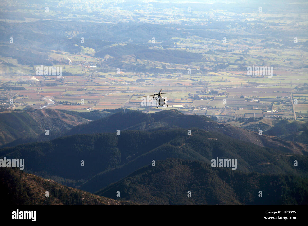 Ein Hubschrauber nähert sich der Spitze des Mount Starveall, Marlborough Stockfoto