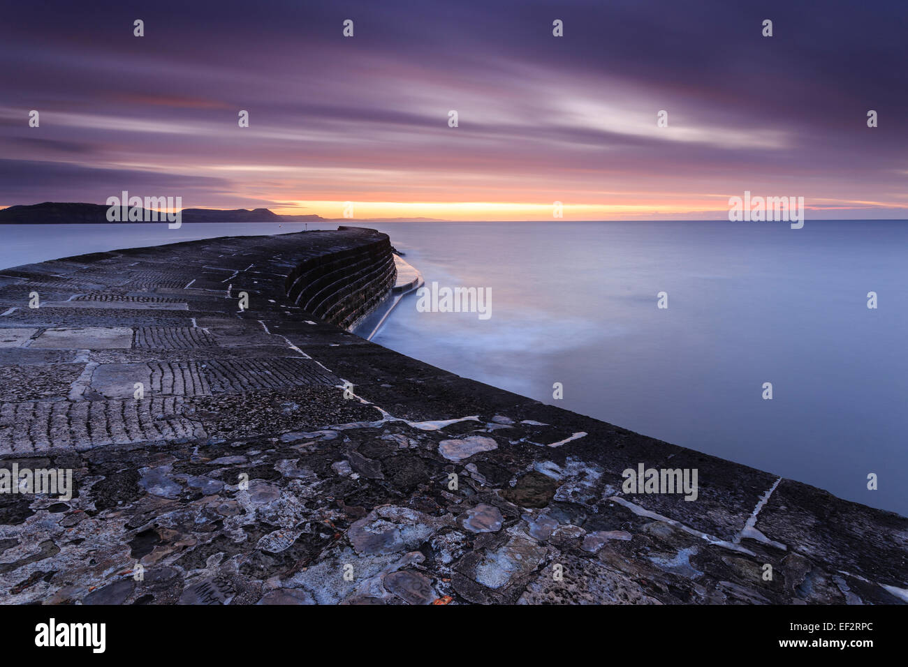 Sonnenaufgang am Cobb, Lyme Regis, Dorset, Großbritannien Stockfoto