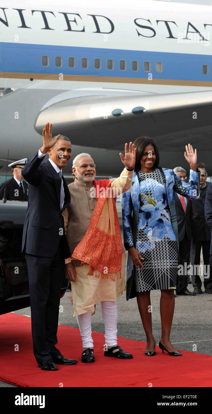 Neu-Delhi. 26. Januar 2015. US-Präsident Barack Obama (L), First Lady Michelle Obama (R) und indische Premierminister Narendra Modi Geste nach der Ankunft am Palam Air Force Station in Neu-Delhi, Indien, 25. Januar 2015. US-Präsident Barack Obama am Sonntag angekommen in Indien für einen dreitägigen Besuch dieses Landes. (Xinhua) Stockfoto