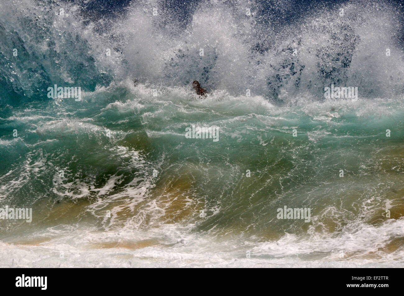 Riesige Wellen am Sandstrand, Oahu, Hawaii Stockfoto