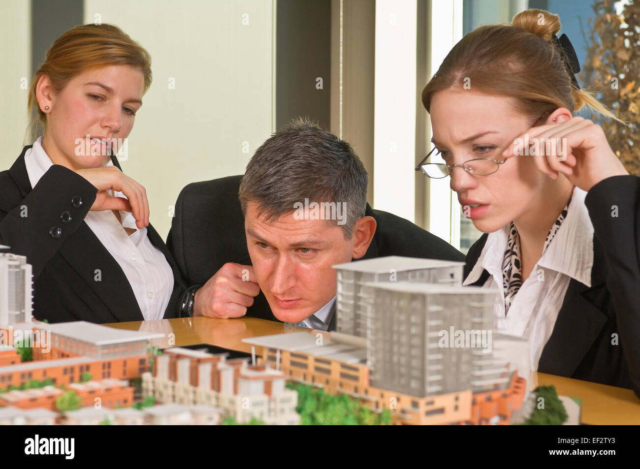 Modell Gebäude betrachten Architekten Stockfoto