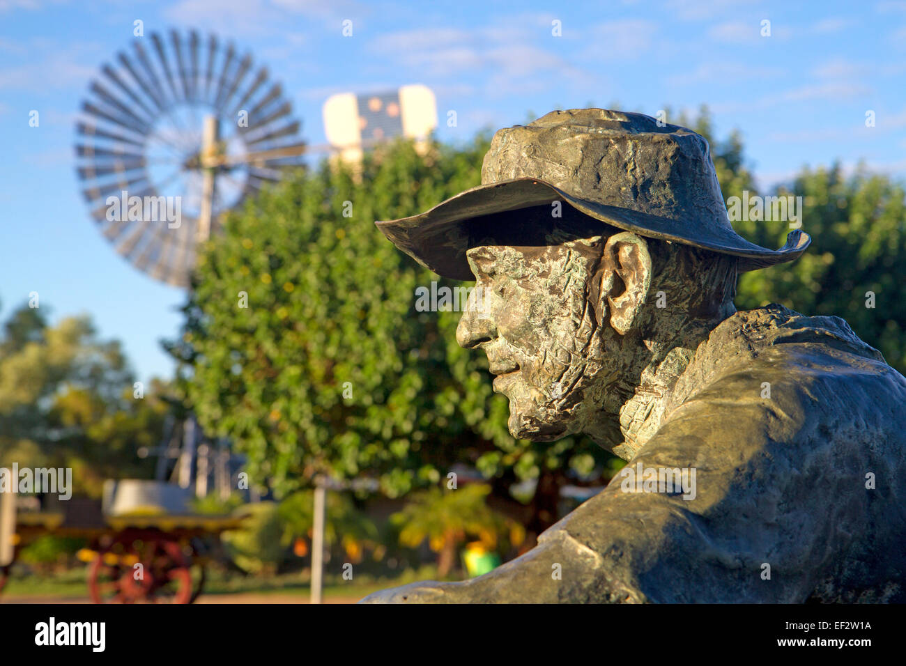 Jolly Swagman Statue in Winton, die Stadt, wo Waltzing Matilda seiner ersten Lesung Stockfoto
