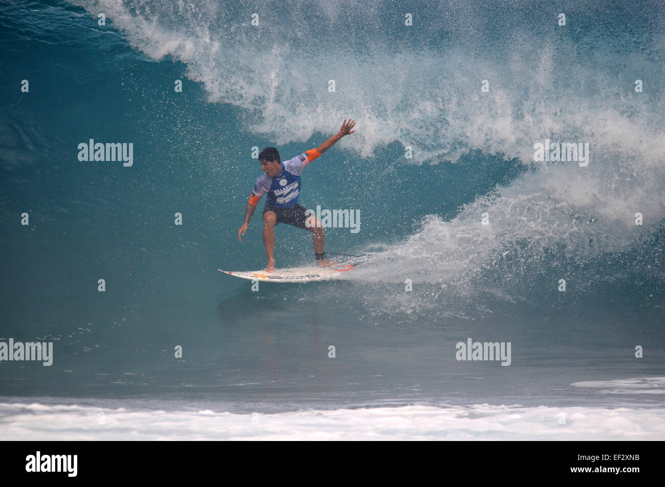 Brasilianische pro-Surfer, Gabriel Medina, auf einer Welle an der 2014 Pipemasters, Banzai Pipeline, Ehukai Beach North Shore, Oahu Stockfoto