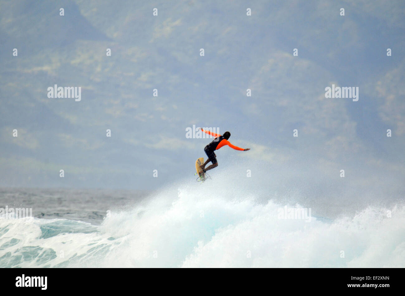 Surfer verlässt Monster Welle, Ehukai Beach Park, North Shore, Oahu, Hawaii, USA Stockfoto