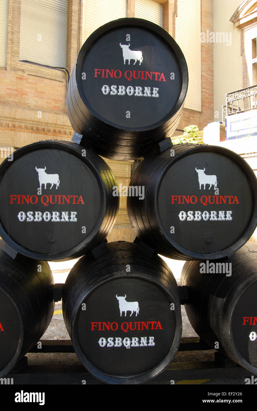 Osborne Sherry-Fässer gestapelt auf dem Bürgersteig in der Innenstadt, Sevilla, Provinz Sevilla, Andalusien, Spanien. Stockfoto