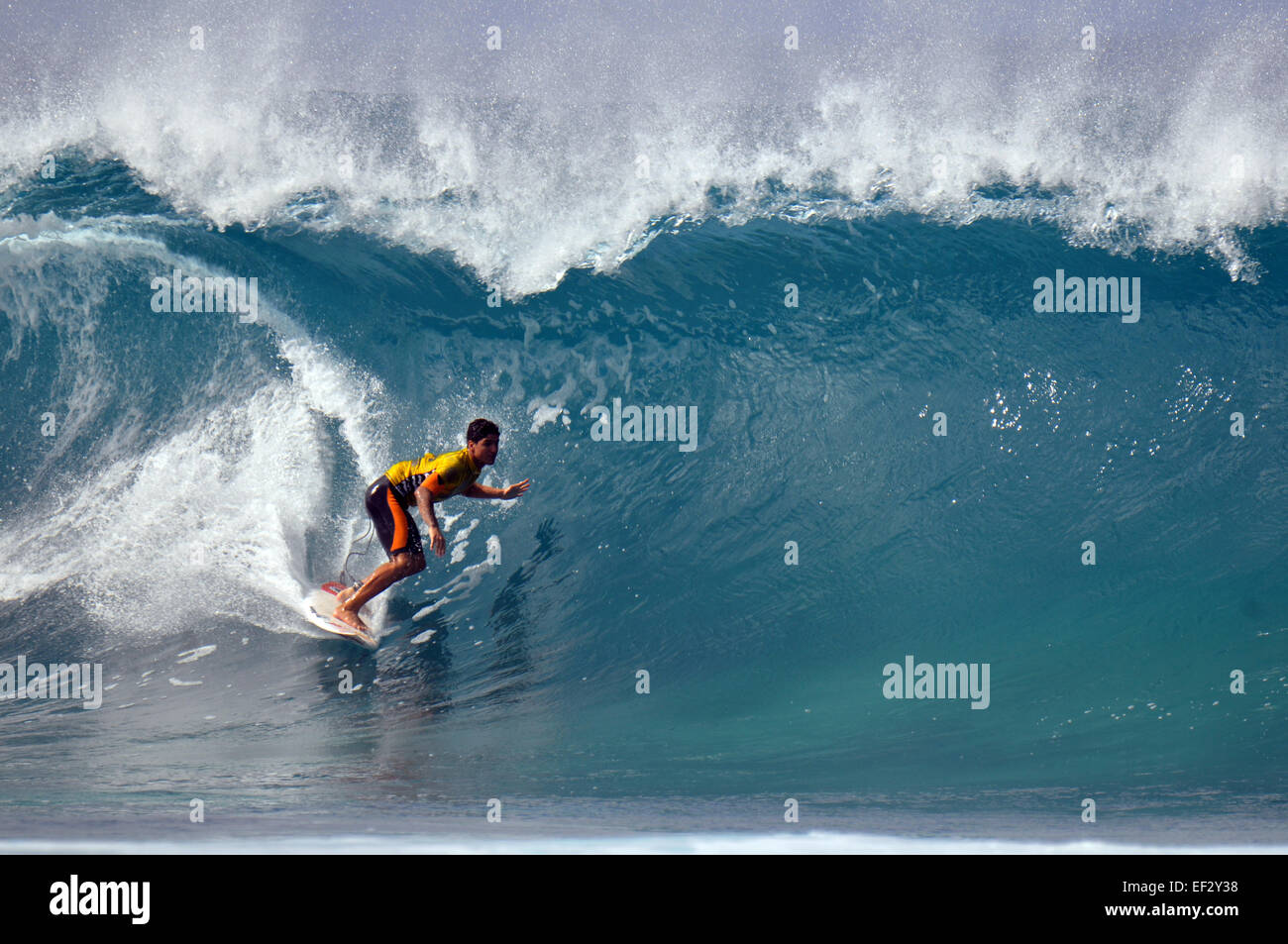 Brasilianische pro-Surfer, Gabriel Medina, fängt ein Rohr an der 2014 Pipemasters, Banzai Pipeline, Ehukai Beach Park, Hawaii Stockfoto