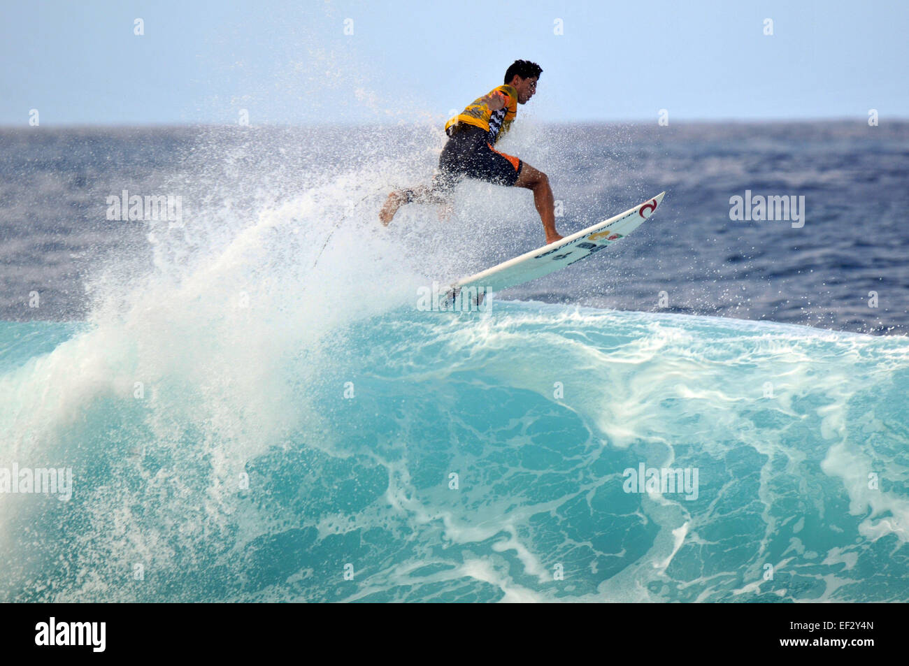 Brasilianische pro-Surfer, Gabriel Medina, verlässt eine Welle an der 2014 Pipemasters, Banzai Pipeline, Ehukai Beach Park, Hawaii Stockfoto