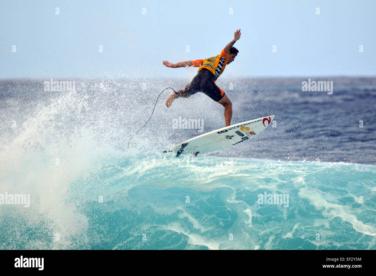 Brasilianische pro-Surfer, Gabriel Medina, verlässt eine Welle an der 2014 Pipemasters, Banzai Pipeline, Ehukai Beach Park, Hawaii Stockfoto