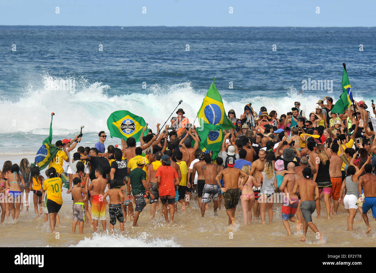 Brasilianische pro-Surfer, Gabriel Medina wird von Fans umarmte, nach dem Gewinn der ersten WM-Titels in Brandung für Brasilien, Pipeline Stockfoto