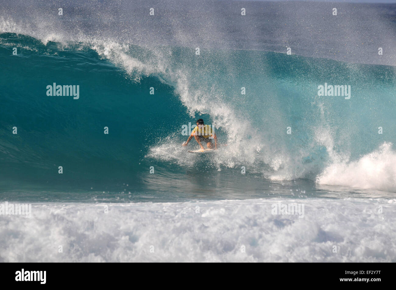 Brasilianische pro-Surfer, Gabriel Medina, reitet die "Hintertür" und erhält eine 10 2014 Pipemasters, Banzai Pipeline, Hawaii Stockfoto