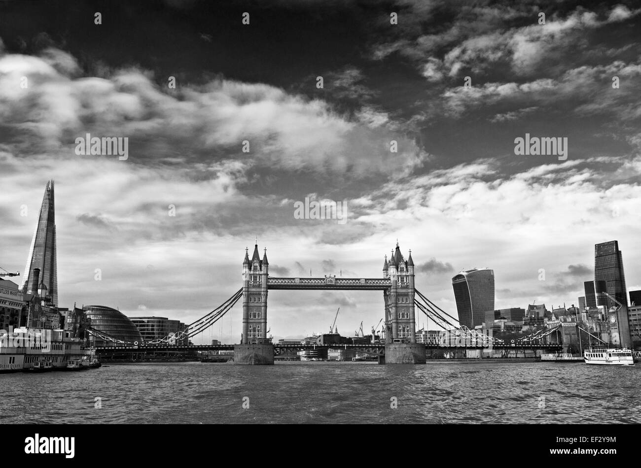 Die Scherbe, Tower Bridge, das Walkie Talkie und die Käsereibe, gesehen von der Themse, London Skyline der Stadt, England UK Stockfoto