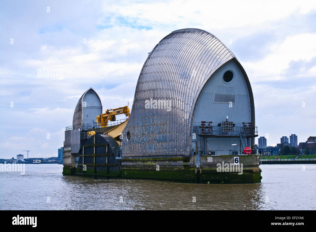 Nahaufnahme eines die Thames Barrier-Schleusen, gesehen von der Themse, Woolwich, London UK Stockfoto