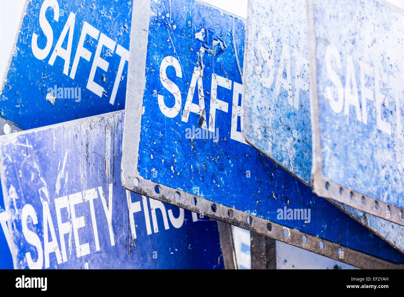 Eine Gruppe von Zeichen, die besagt, "Safety First." Stockfoto