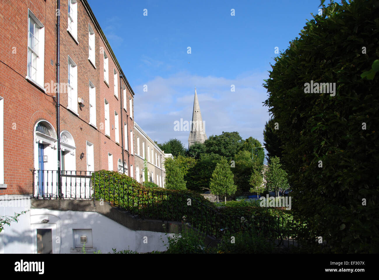 Häuser und Christchurch Spire Leeson Street obere Dublin Irland Stockfoto