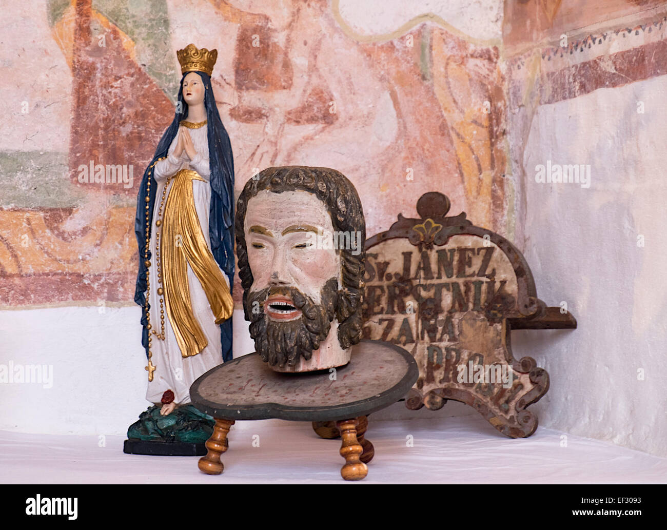 Die geschnitzten Holzkopf von St. Johannes der Täufer in der Kirche des St. Johannes des Täufers, See Bohinj, Slowenien Stockfoto