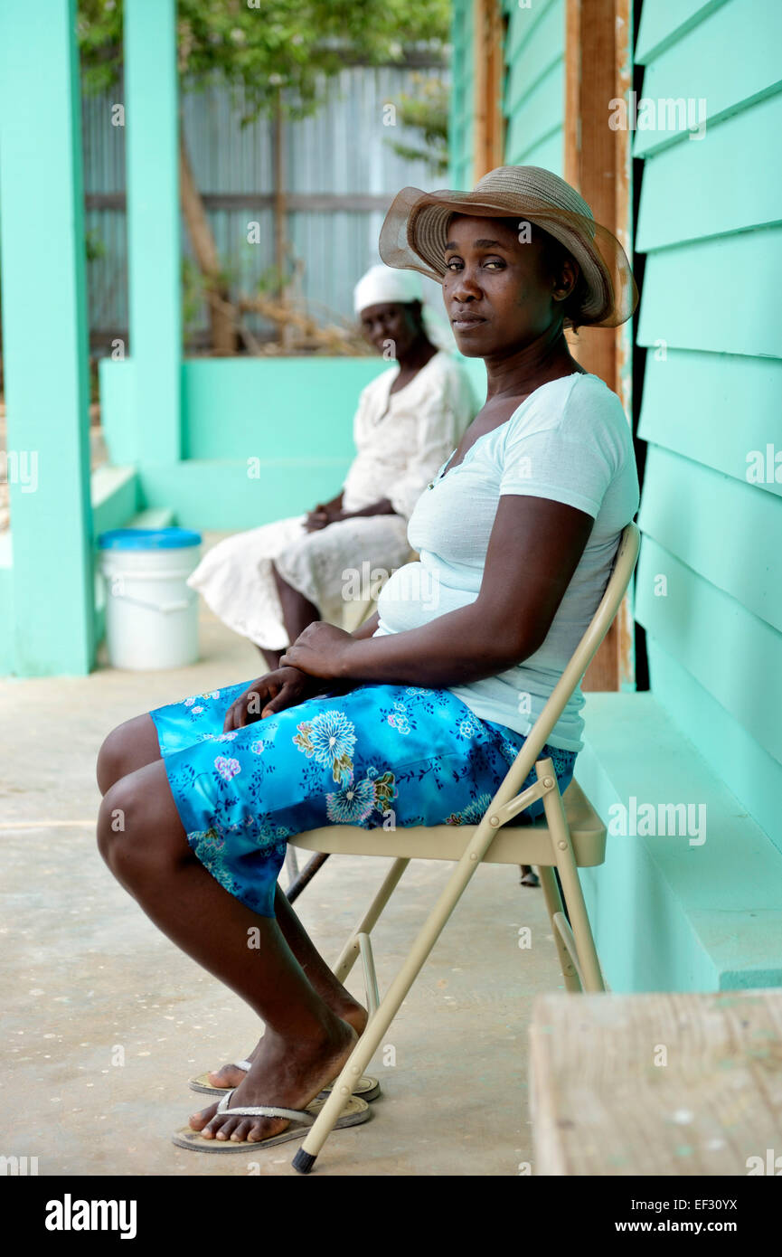 Junge Frau wartet außerhalb einer Cholera Behandlung Zentrum, Bainet, Sud-Est-Abteilung, Haiti Stockfoto