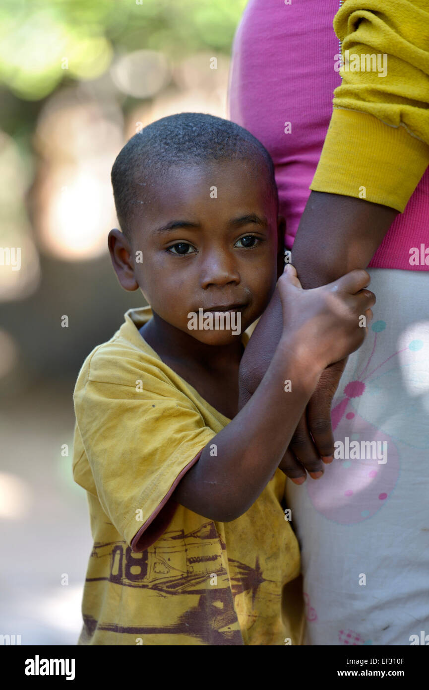 Junge klammerte sich an seine Mutter, Ridore, La Vallée, Sud-Est-Abteilung, Haiti Stockfoto