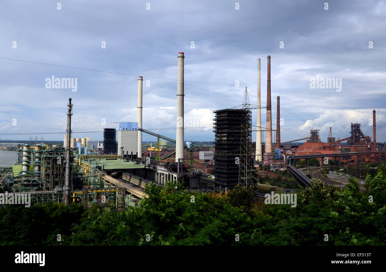 Blick vom Alsumer Berg Lookout, einem 70m hohen Dump auf der Kokerei Schwelgern, eines der größten und modernsten Steinkohleverbrennung in der Welt, mit der chemischen Anlagen (L-R) und der Kokerei mit dem abschrecken Turm. Carbonaria Beteiligungsgesellschaft MbH & Co. ist der Besitzer. Die beiden Öfen des ThyssenKrupp-Stahlwerk Schwelgern in Duisburg-Maxloh, North Rhine-Westphalia, sind auf der rechten Seite. Foto vom 31. August 2014. Stockfoto