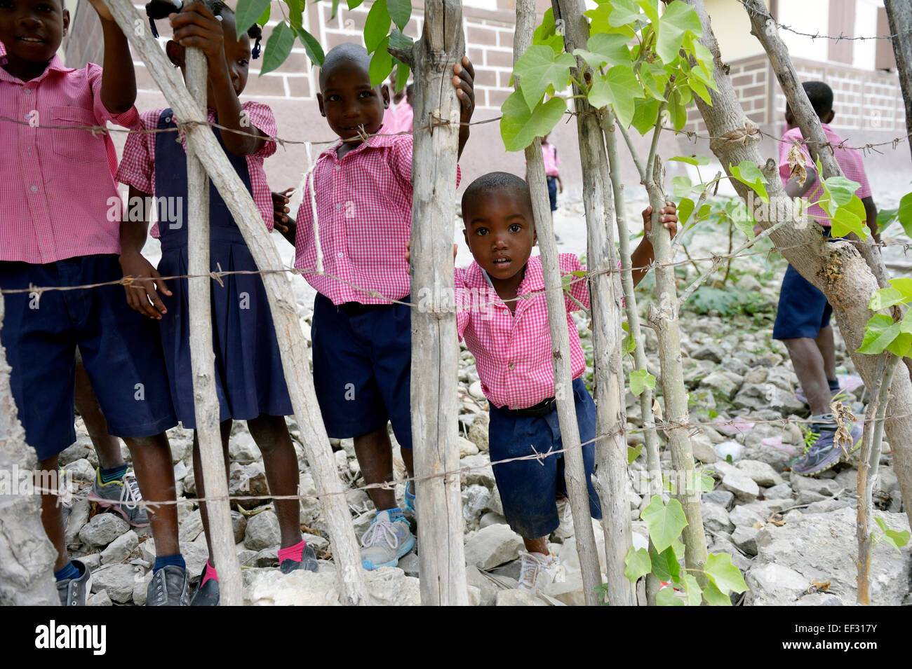 Schüler stehen hinter einem Zaun, Bresilienne, Sud-Est-Abteilung, Haiti Stockfoto