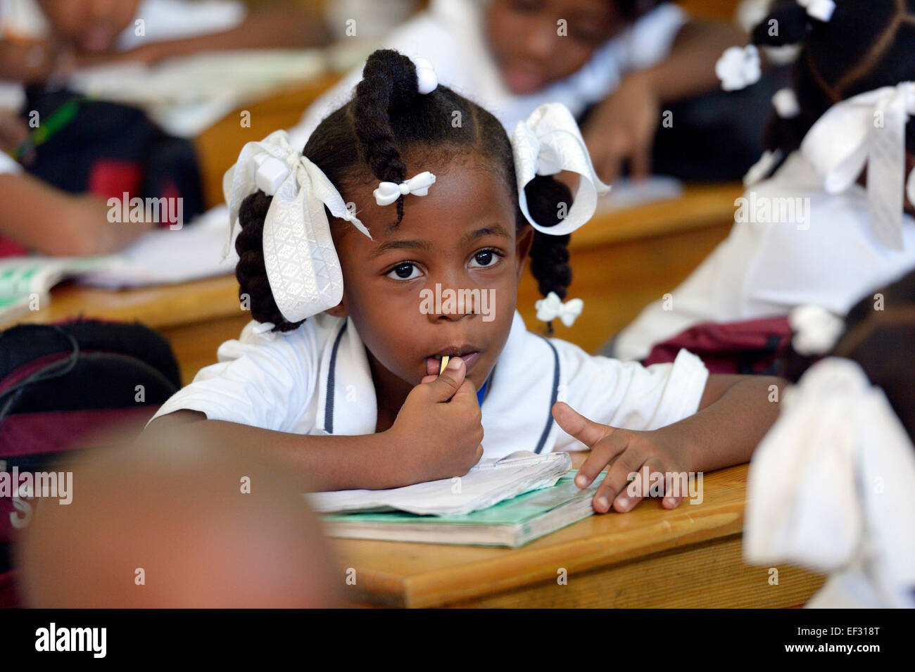 Schülerin in der Klasse, Basile Moreau Primary School, Carrefour, Port-au-Prince, Ouest Abteilung, Haiti Stockfoto