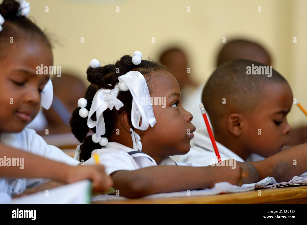 Schülerin in der Klasse an der Grundschule Basile Moreau, Carrefour, Port-au-Prince, Ouest Abteilung, Haiti Stockfoto
