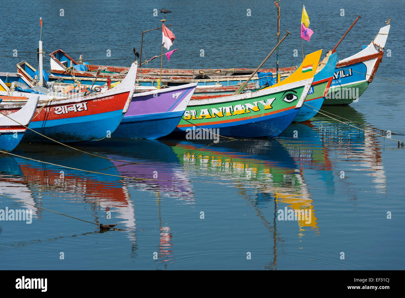 Bunt bemalte Fischerboote, in der Nähe von Alappuzha, Kerala, Indien Stockfoto
