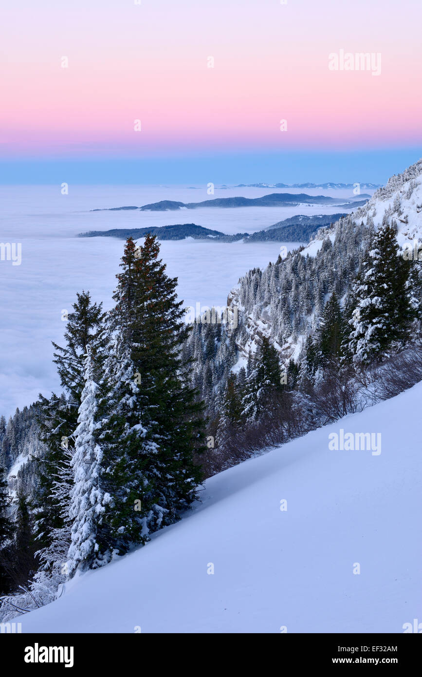Verschneite Winterlandschaft mit Blick auf Mt Zugerberg, Rigi Kulm, Kanton Schwyz, Schweiz Stockfoto