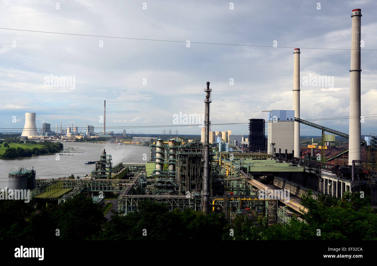 Blick vom Alsumer Berg Lookout, einem 70m hohen Dump auf der Kokerei Schwelgern, eines der größten und modernsten Steinkohleverbrennung in der Welt, mit den chemischen Anlagen (L-R) und der energetischen in Duisburg-Maxloh, North Rhine-Westphalia. Carbonaria Beteiligungsgesellschaft MbH & Co. ist der Besitzer. Kraftwerk Walsum sehen Sie auf der Rückseite links. Foto vom 31. August 2014. Stockfoto