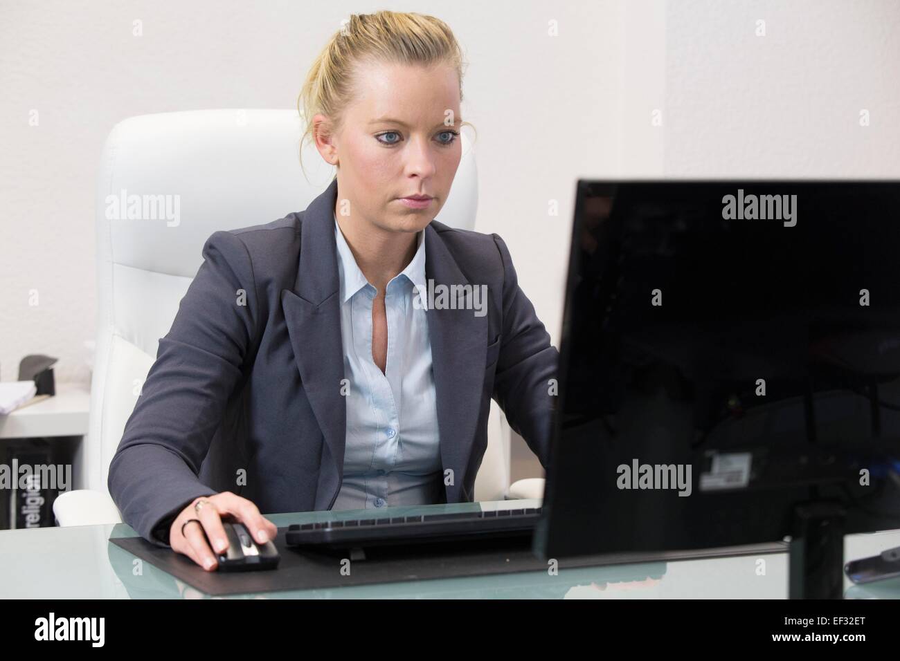 Geschäftsfrau, arbeiten am Computer, 15. Januar 2015. Stockfoto