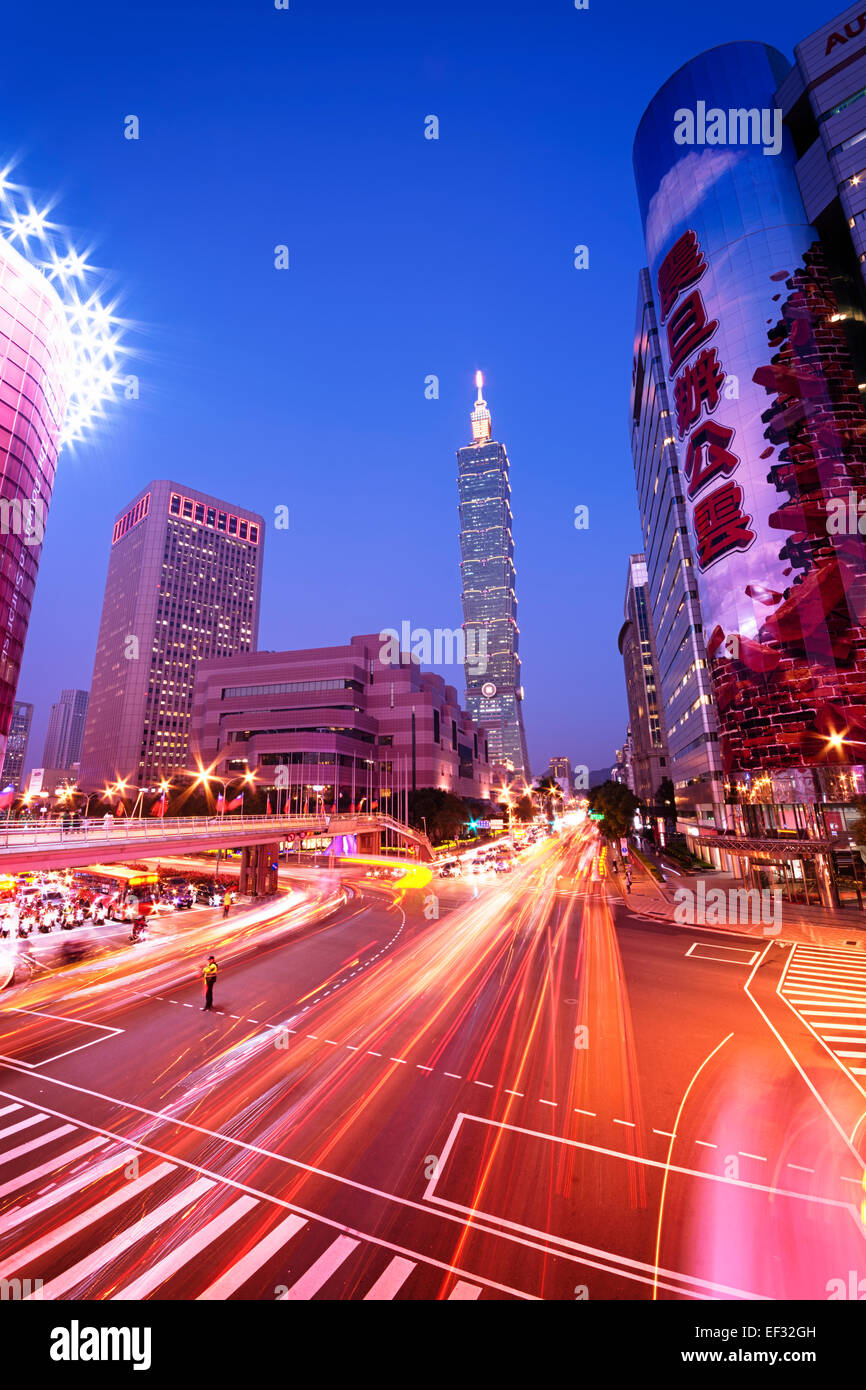 Taipeh, Taiwan - 30. Dezember 2014: Taipei, Xinyi District bei Nacht (einschließlich Taipei 101). Xinyi District ist der Sitz des Ta Stockfoto
