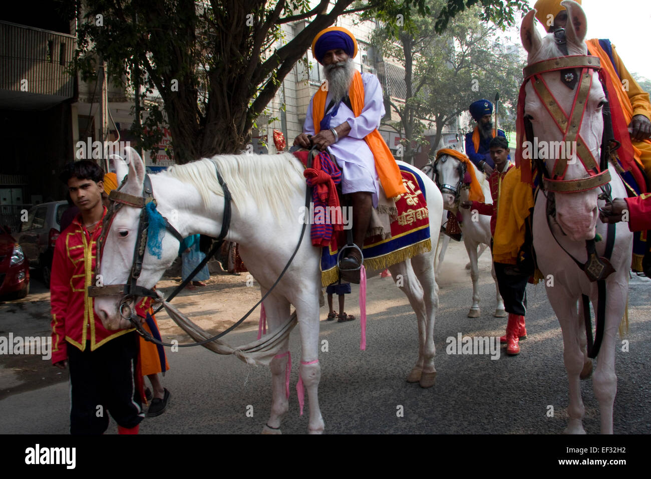 Neu-Delhi, Indien - 19. November 2011: Sikh Leute feiern Guru Nanak Geburt mit einer street Parade und Lebensmittel-Verteilung Stockfoto