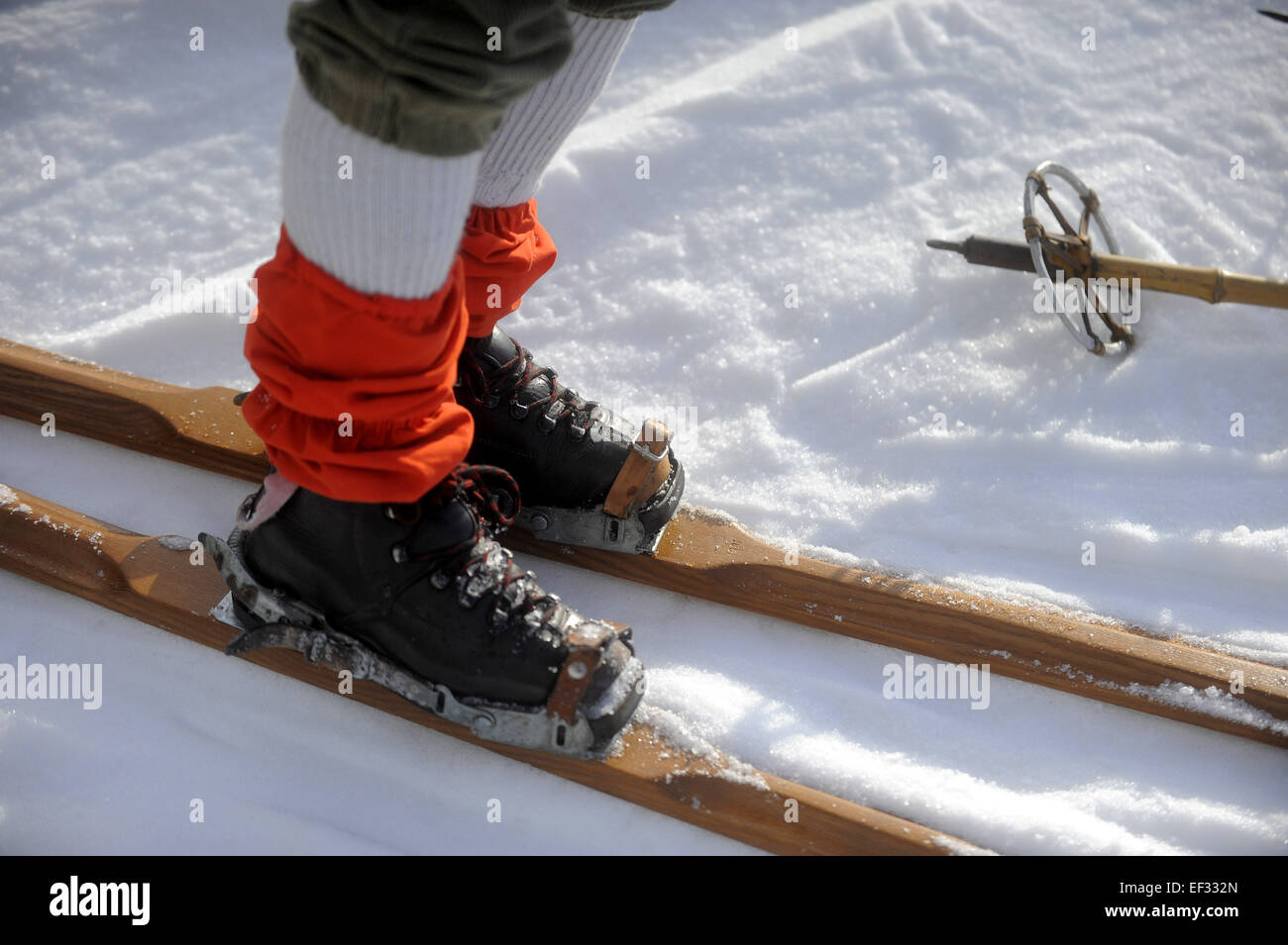 Orlicke Berge, Tschechische Republik. 24. Januar 2015. Skifahrer im Vintage Outfit mit historischen Geräten - Vintage Ski - beim Rennen der Meisterschaft der Tschechischen Republik in historischen Skifahren, im Orlicke Berge, Tschechische Republik, auf Samstag, 24. Januar 2015 abgebildet. © Josef Vostarek/CTK Foto/Alamy Live-Nachrichten Stockfoto